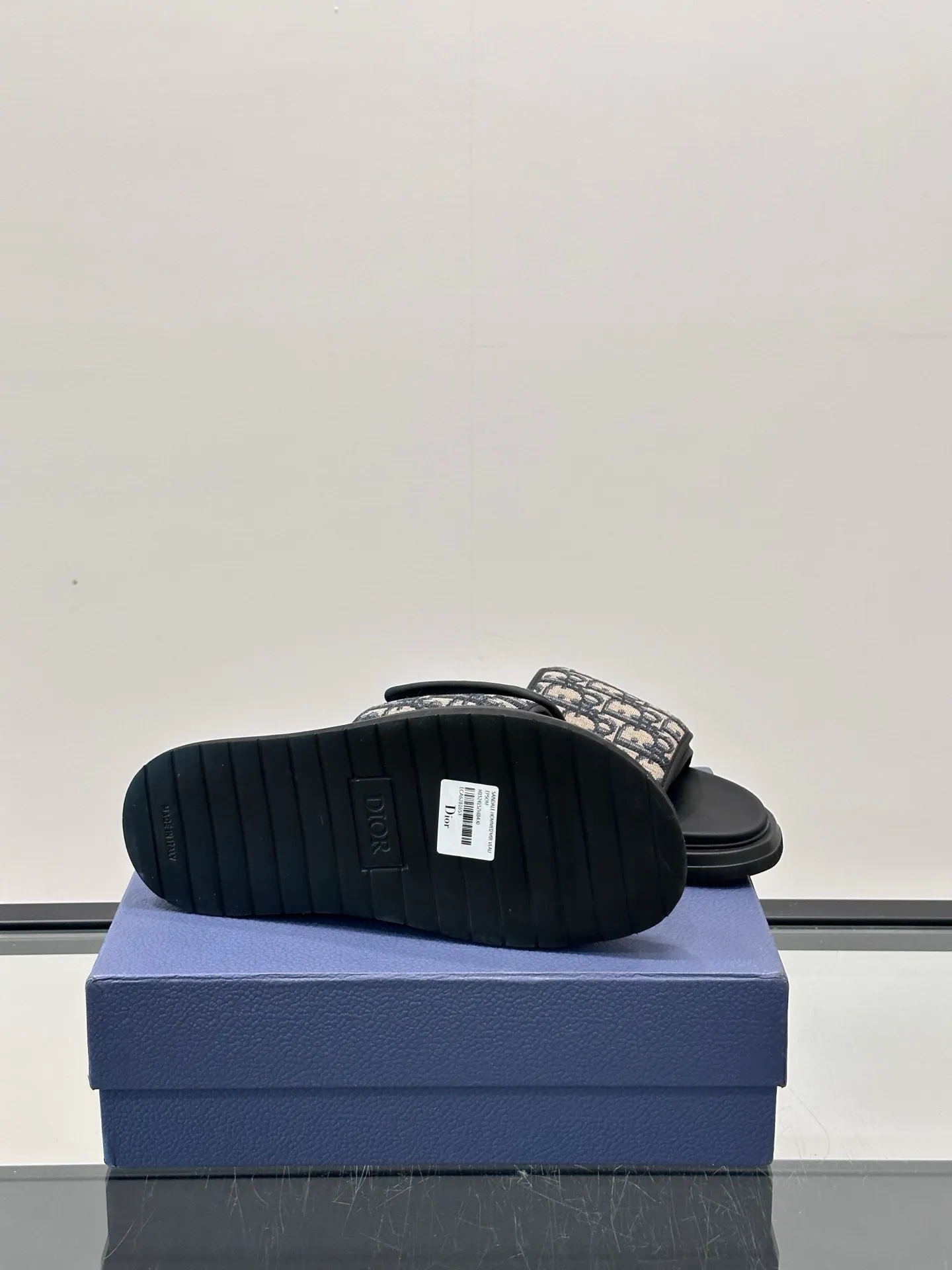 Factory price: 280💰𝐂𝐡𝐫𝐢𝐬𝐭𝐢𝐚𝐧 𝐃𝐢𝐨𝐫 Dior's latest popular sandals, classic upgraded Velcro sandals, original replicas, super durable and versatile, very comfortable on the feet, slimming and white, original cowhide leather upper, sheepskin lining Original d hardware buckle Original molded T men's shoes 💰U outsole Size: 38-44 (.45.46 customized)